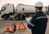 Kako položiti ADR ispit? 7 stvari koje svaki vozač mora znati Vozač vrši sigurnosnu provjeru ADR kamiona prije transporta opasnih materija